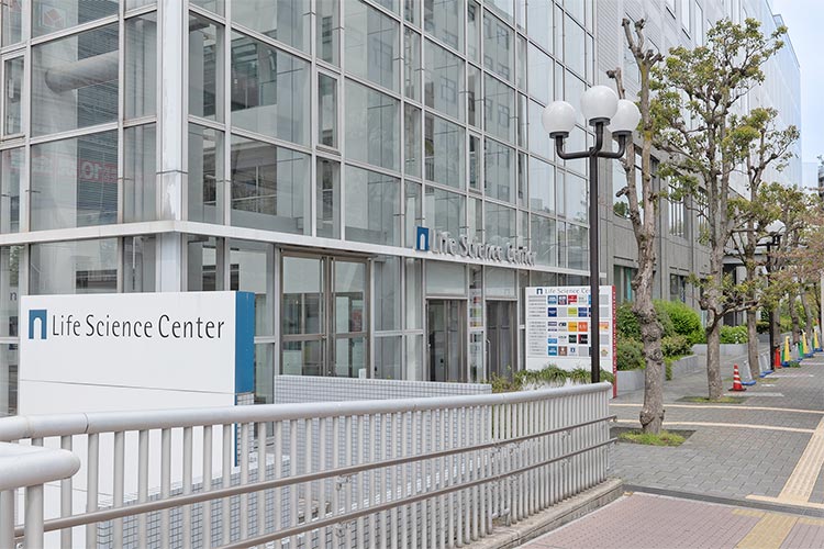 ビルの入り口を入ってすぐエレベーターがあります